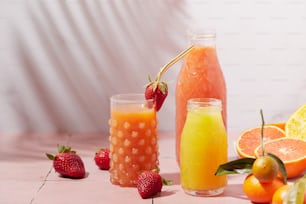 una variedad de frutas y bebidas en una mesa