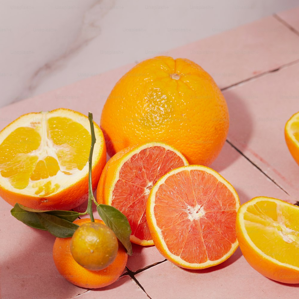 Un grupo de naranjas sentadas encima de un suelo de baldosas