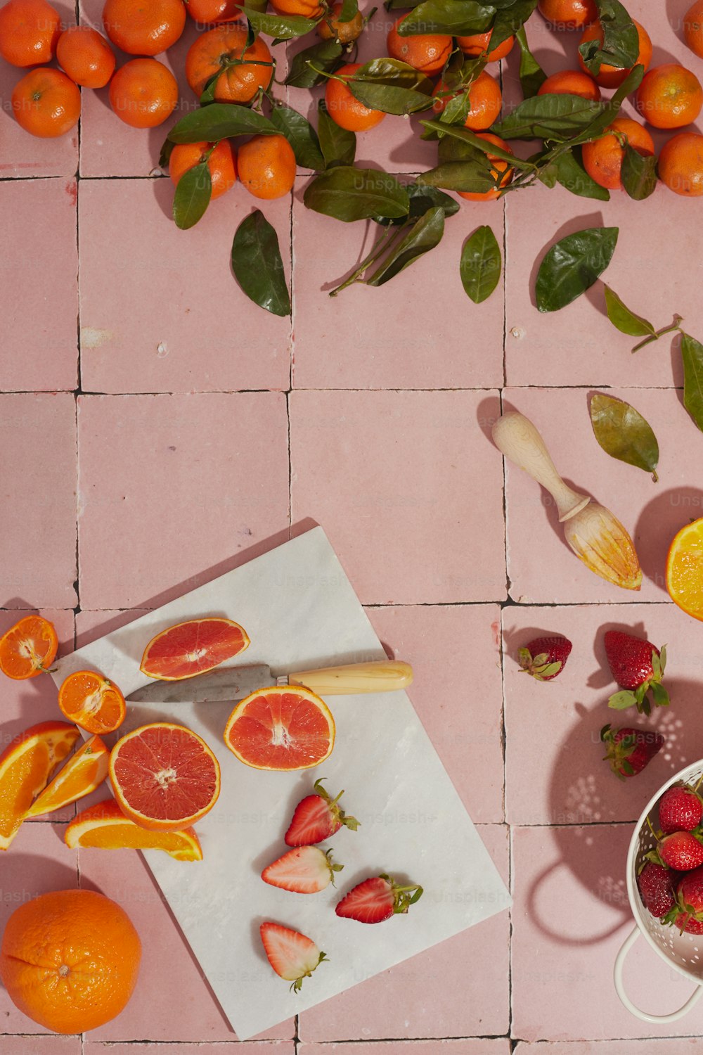 una mesa cubierta con naranjas y otras frutas