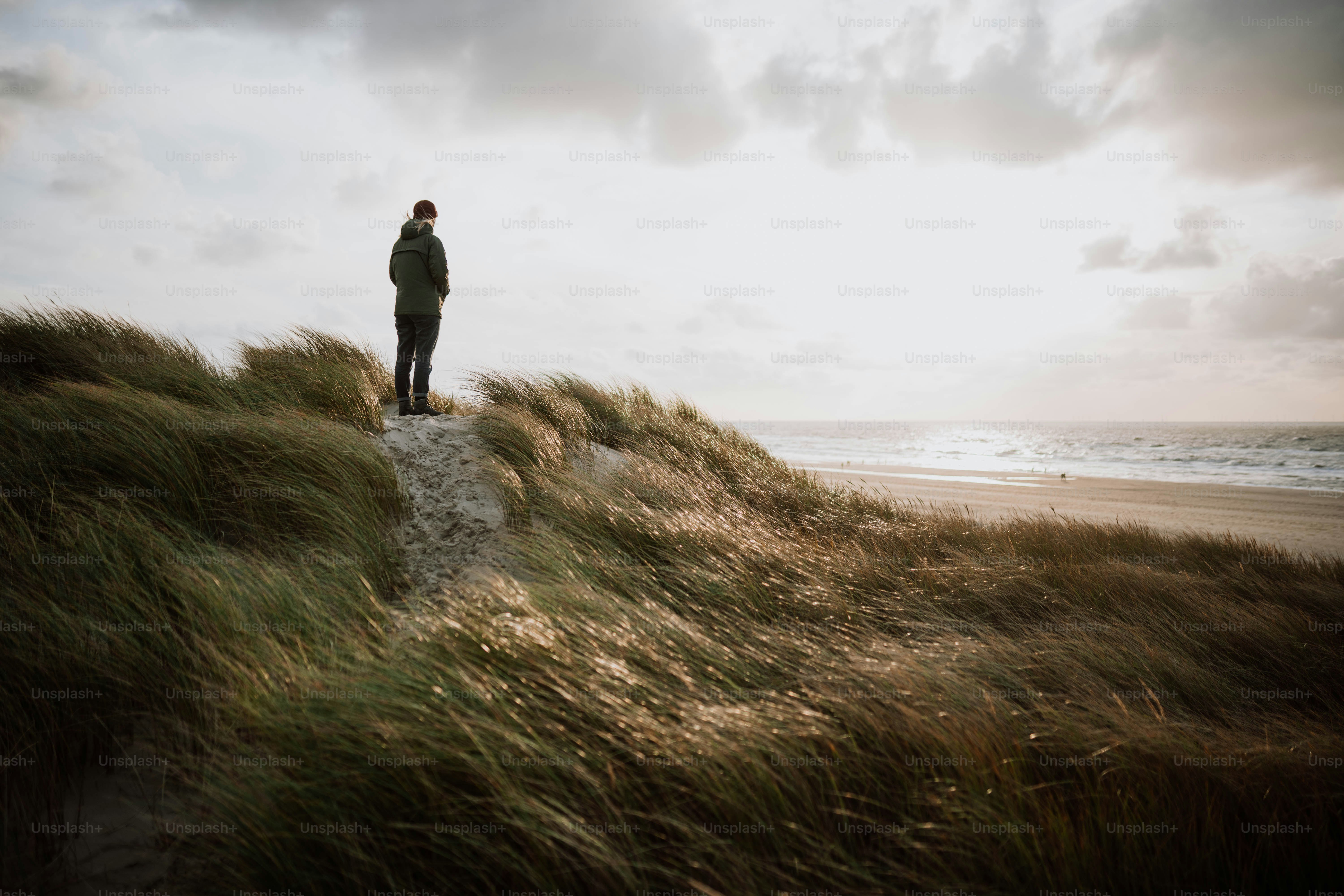 모래 사장 위에 서 있는 남자