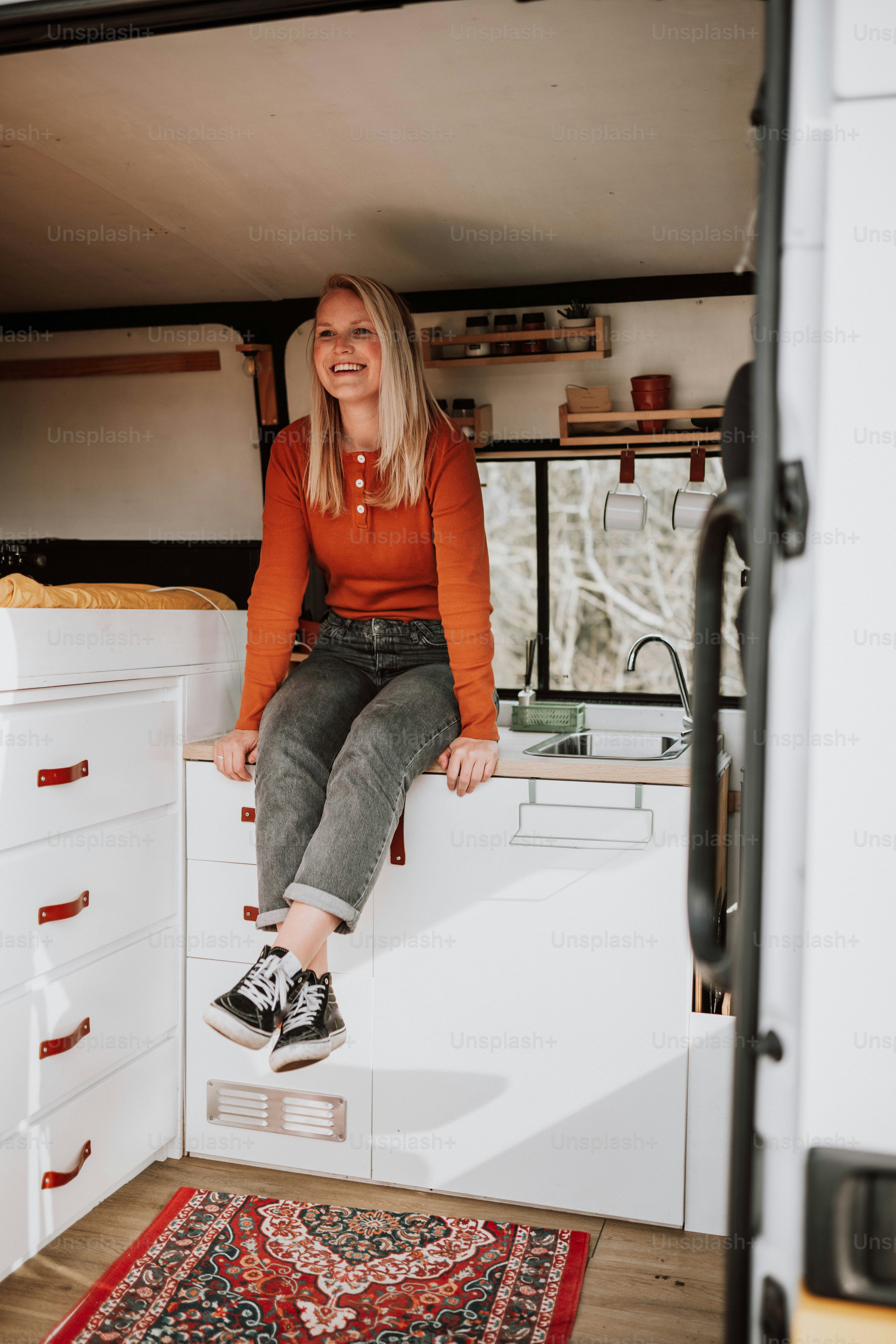 부엌 가장자리에 앉아 있는 여자