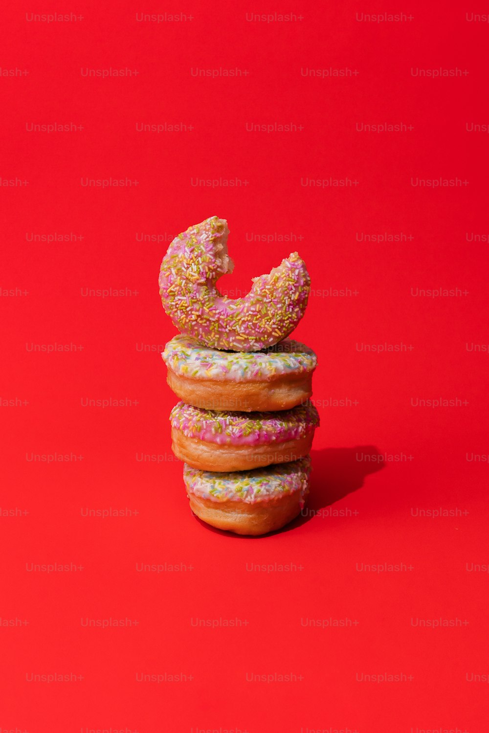 Una pila de donuts sentados uno encima del otro