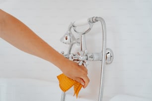 uma pessoa está lavando as mãos em uma banheira