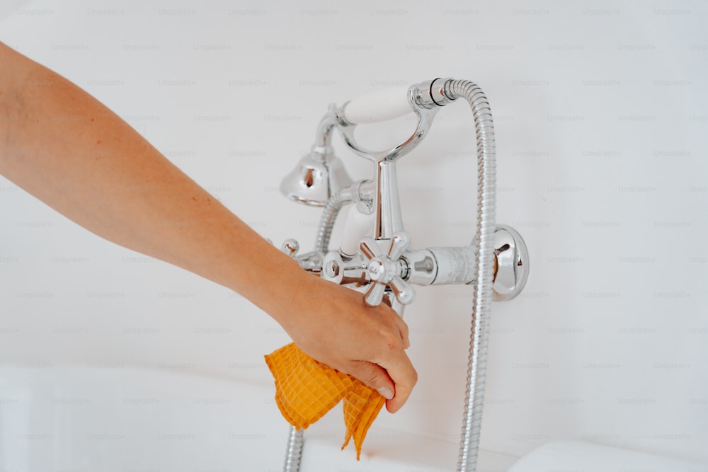 une personne se lave les mains dans une baignoire