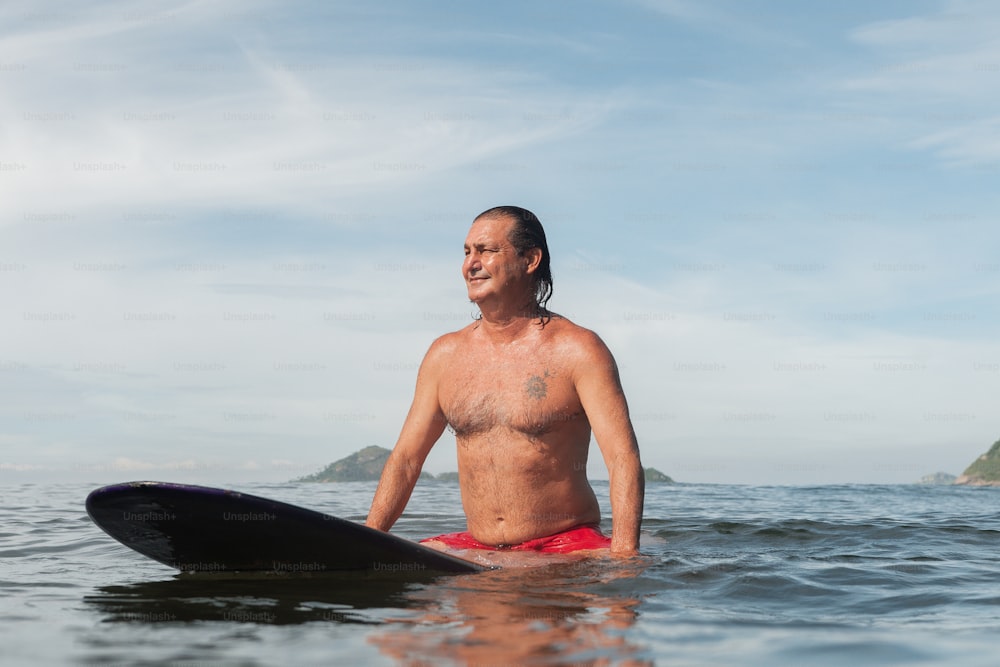 Un hombre parado en una tabla de surf en el agua