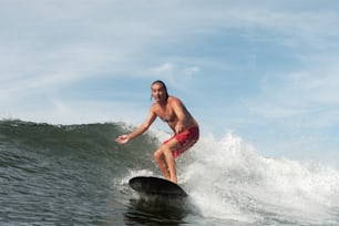 Un uomo che cavalca un'onda in cima a una tavola da surf