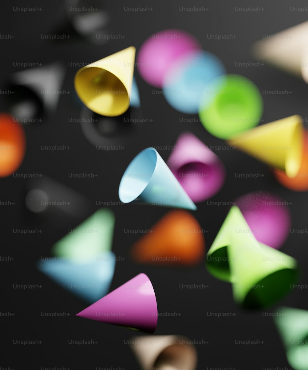 um close up de um monte de cones de cores diferentes