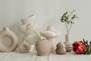 Eine Gruppe Vasen auf einem Tisch
