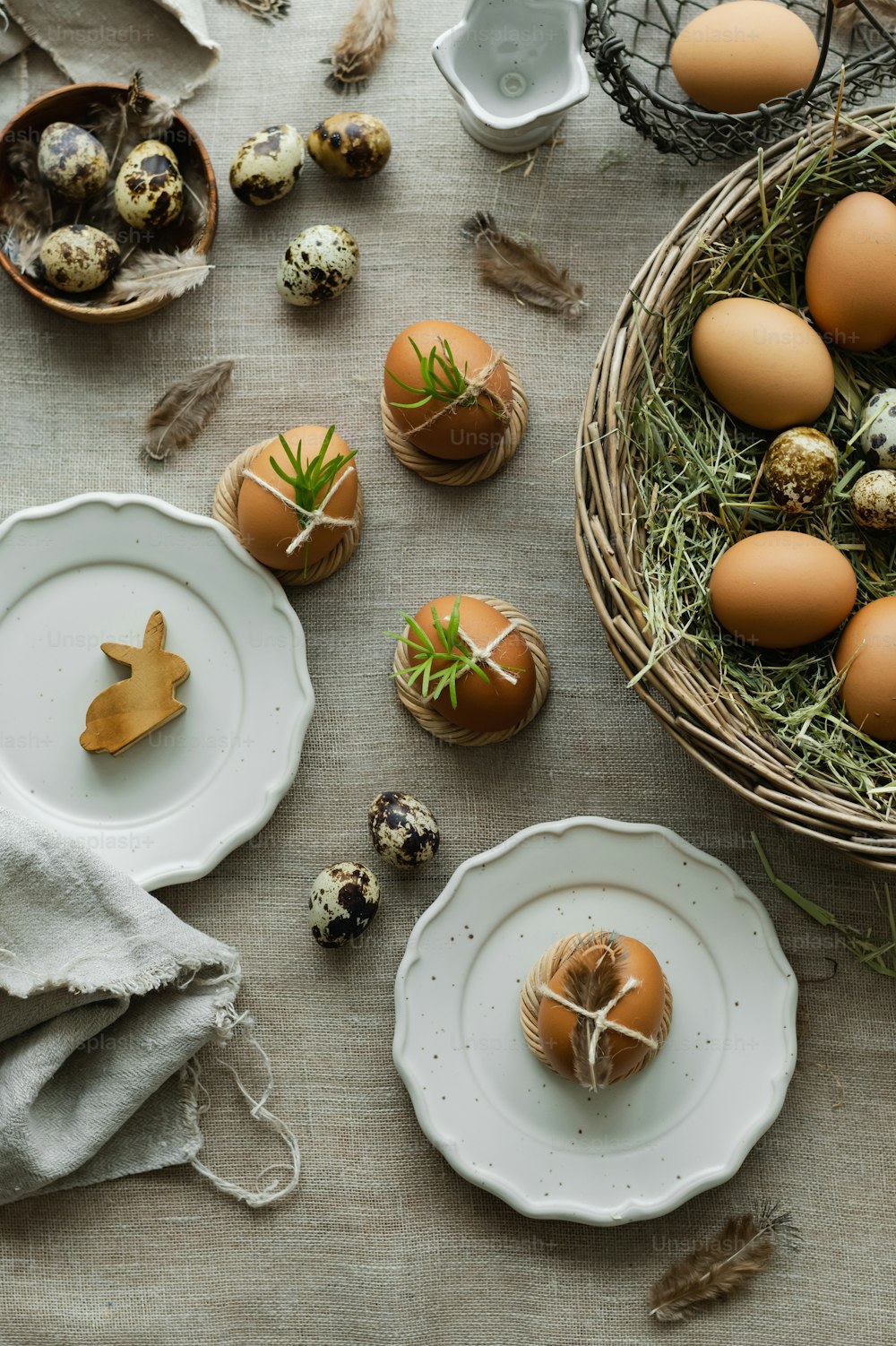 ein Tisch mit Tellern und Schüsseln gefüllt mit Eiern