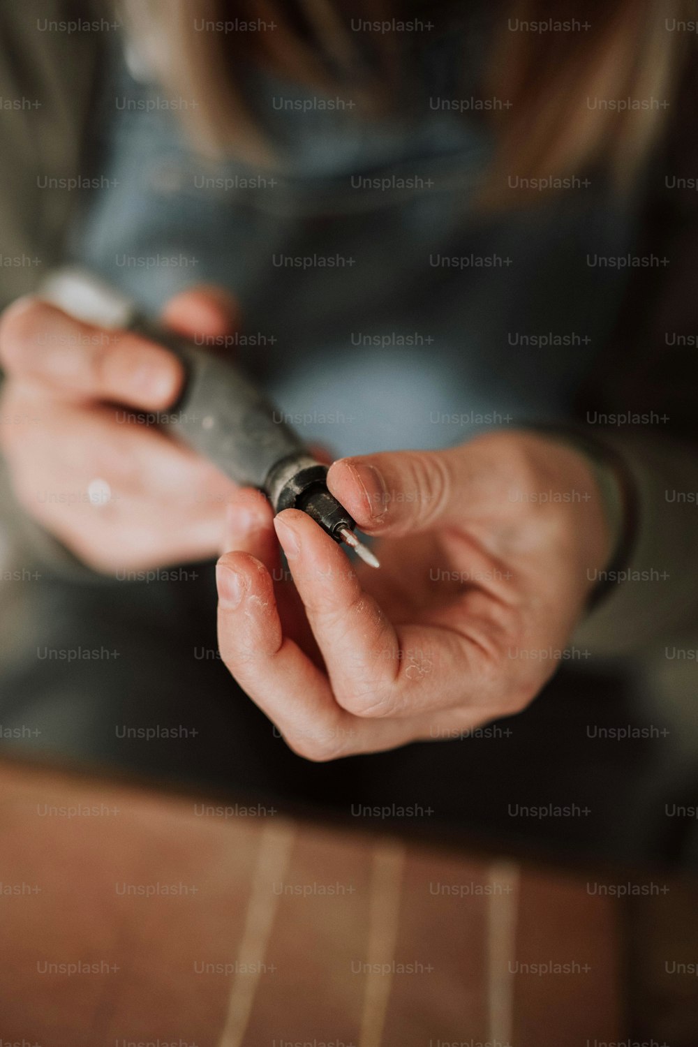 uma pessoa segurando um telefone celular em suas mãos
