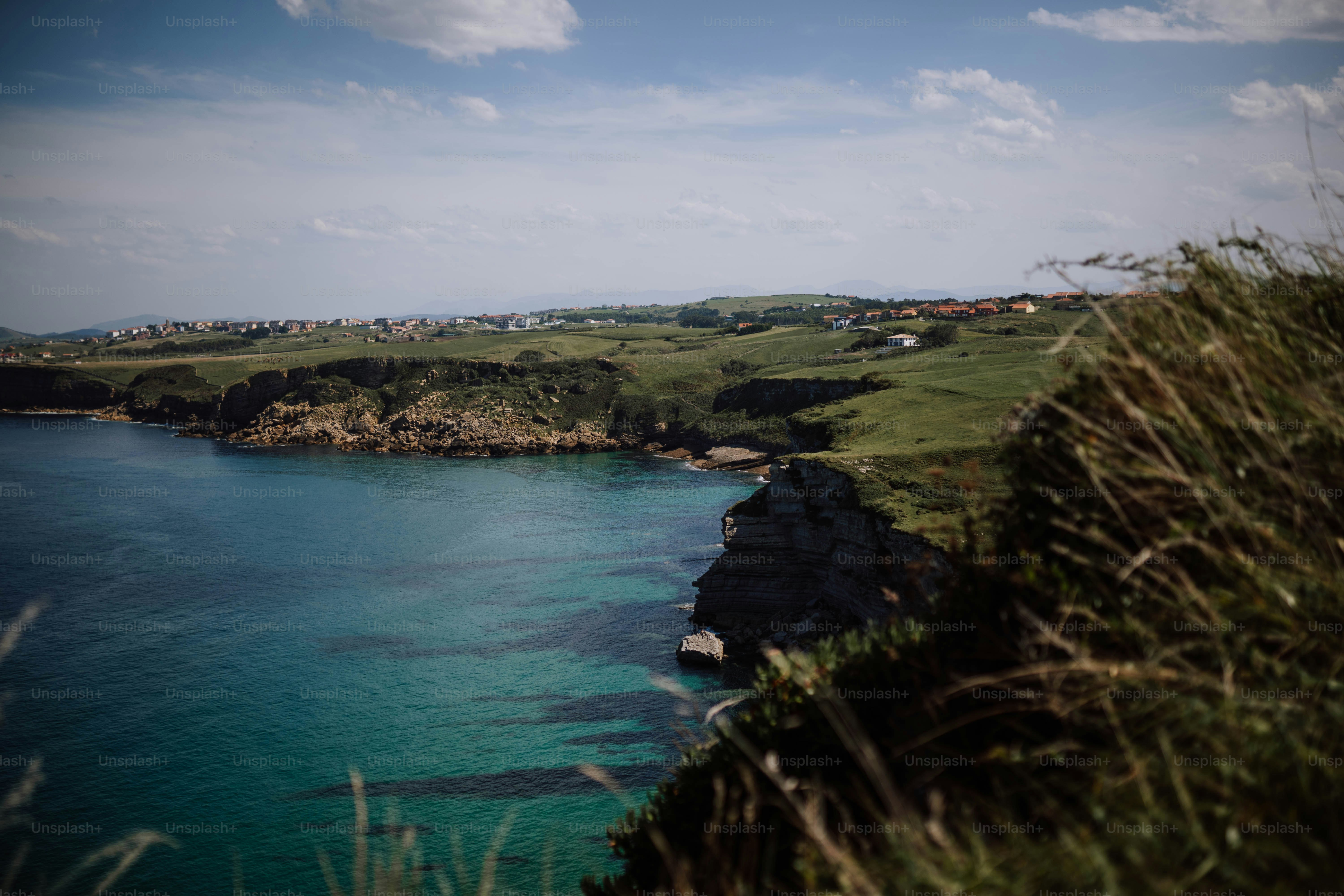 un plan d’eau entouré d’une colline verdoyante
