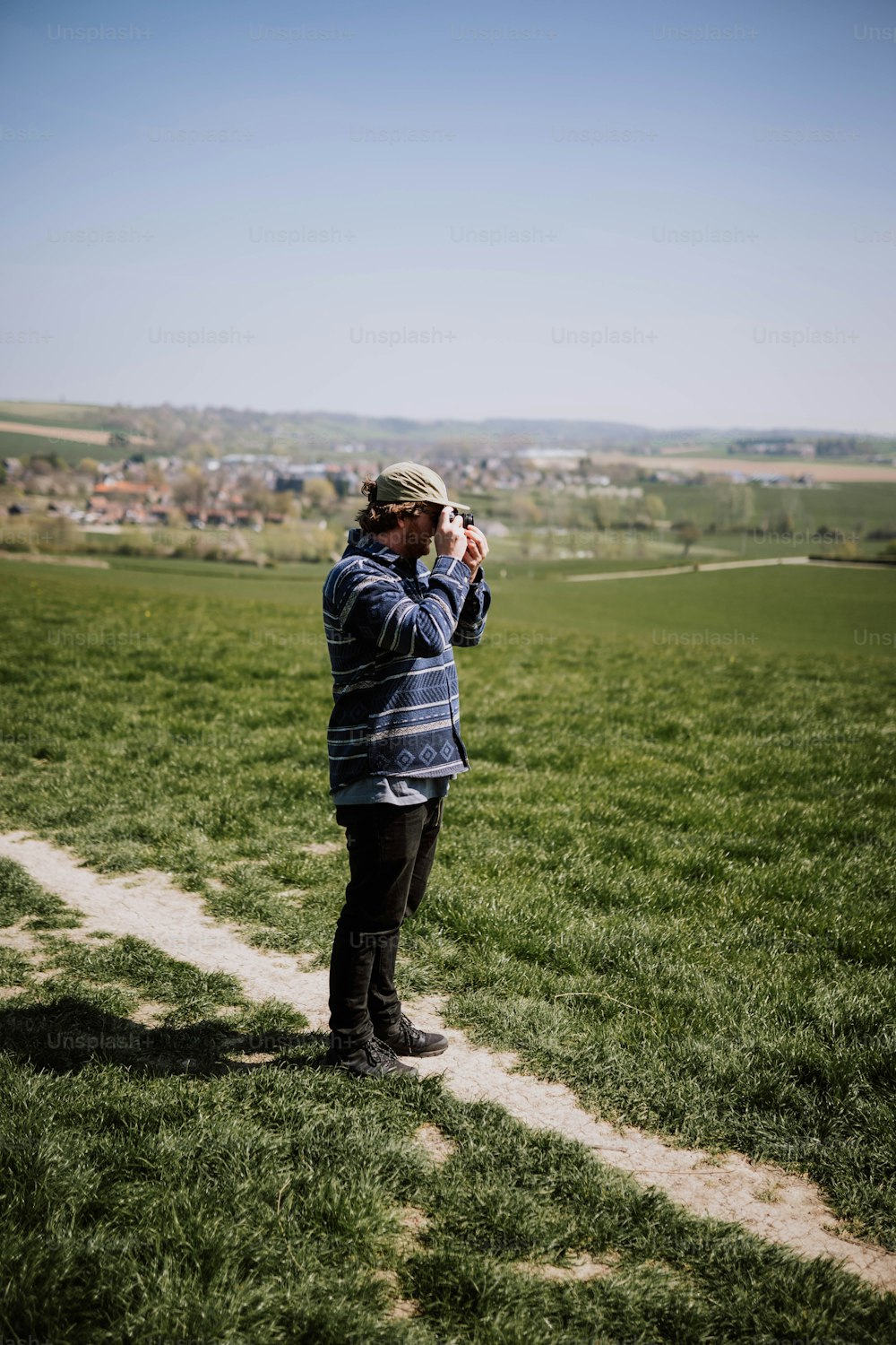 Un uomo in piedi in un campo che scatta una foto