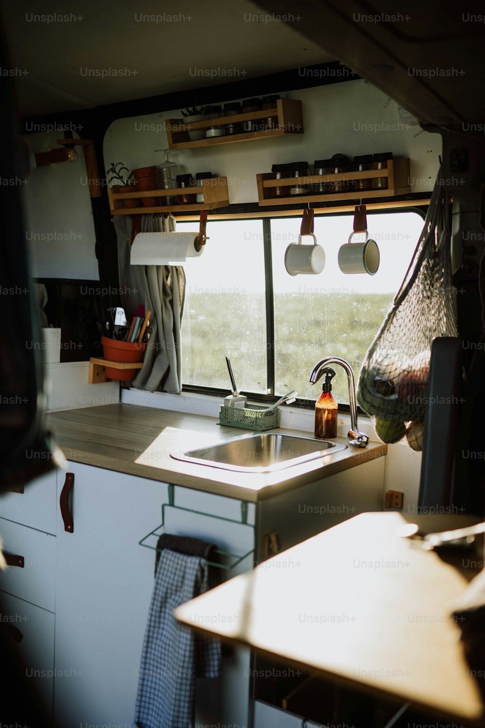 eine Küche mit Spüle und Fenster
