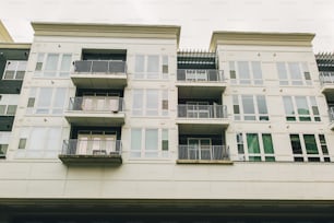 ein Mehrfamilienhaus mit Balkonen und Balkonen auf den Balkonen
