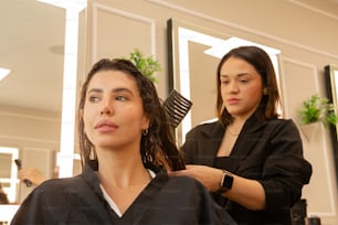 Una mujer arreglándose el pelo en un salón