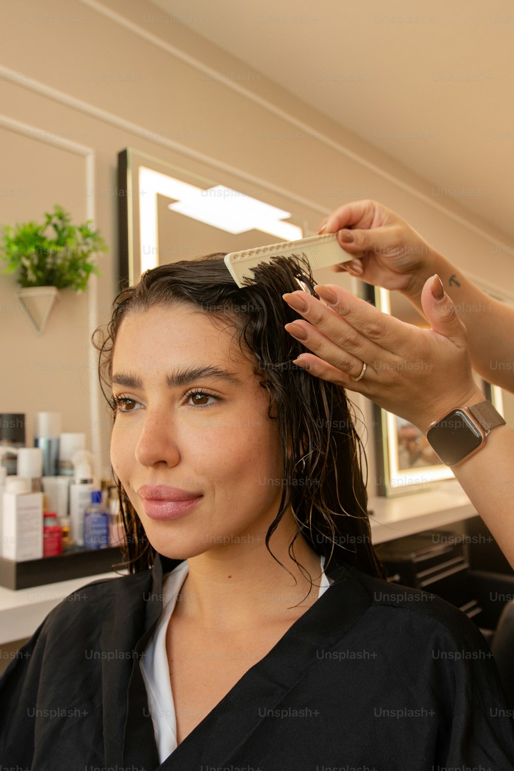 Una donna che si lava i capelli in un salone