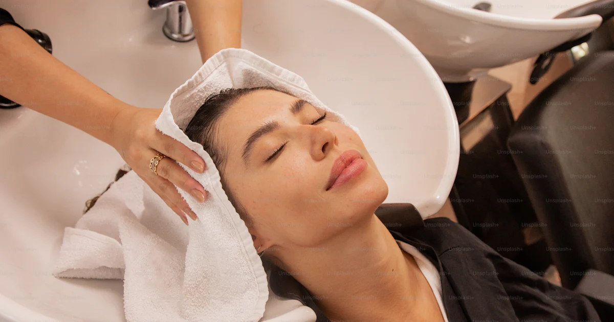 A woman getting her hair washed in a salon photo – Back wash Image on ...