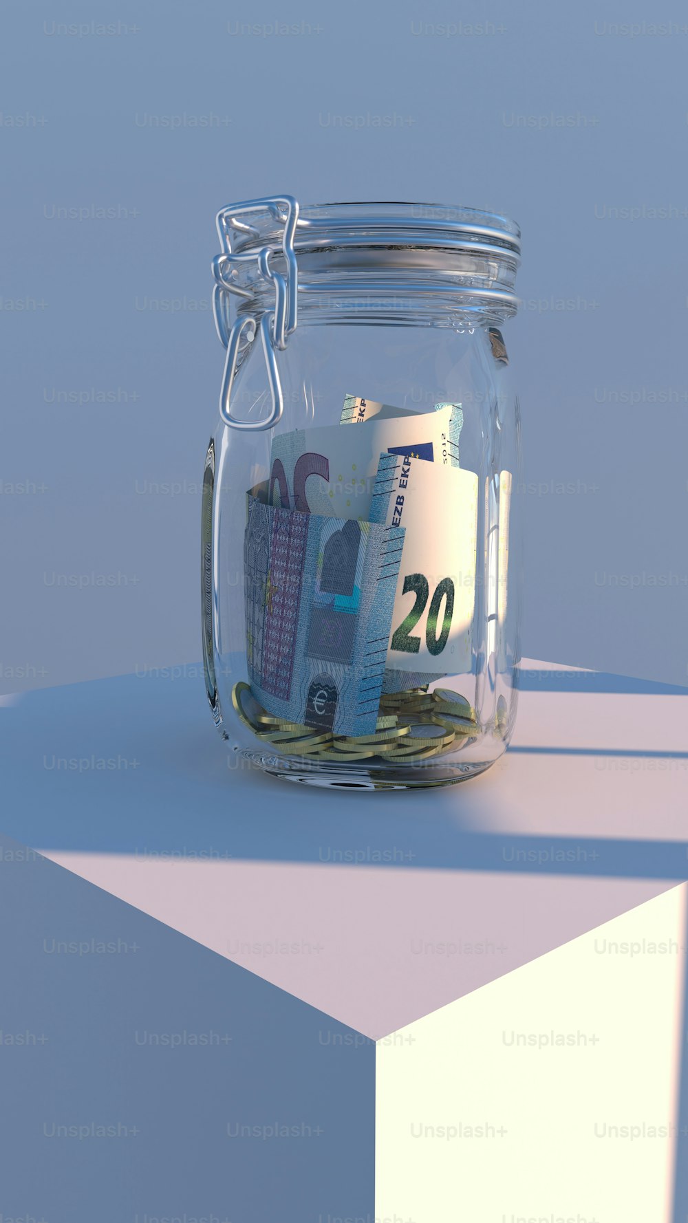 Un frasco lleno de dinero sentado encima de una mesa