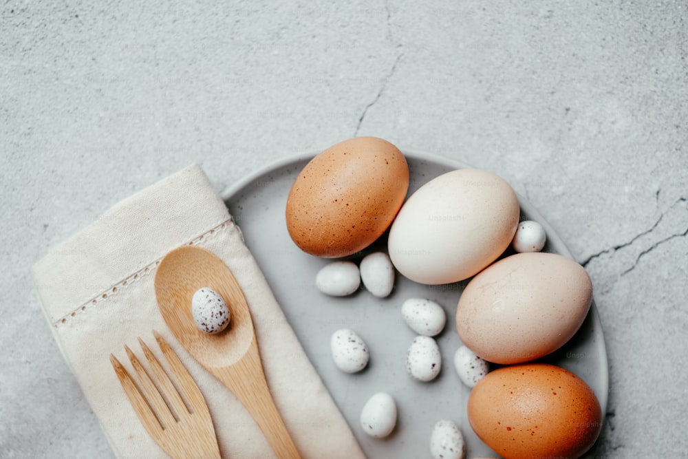 une assiette d’œufs et une cuillère en bois sur une table