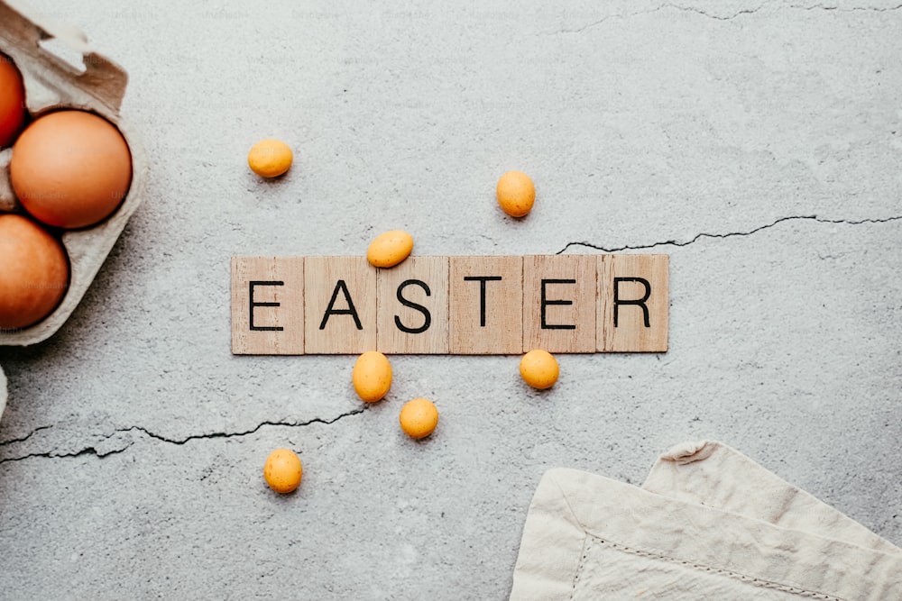Un blocco di legno che dice Pasqua circondato da uova