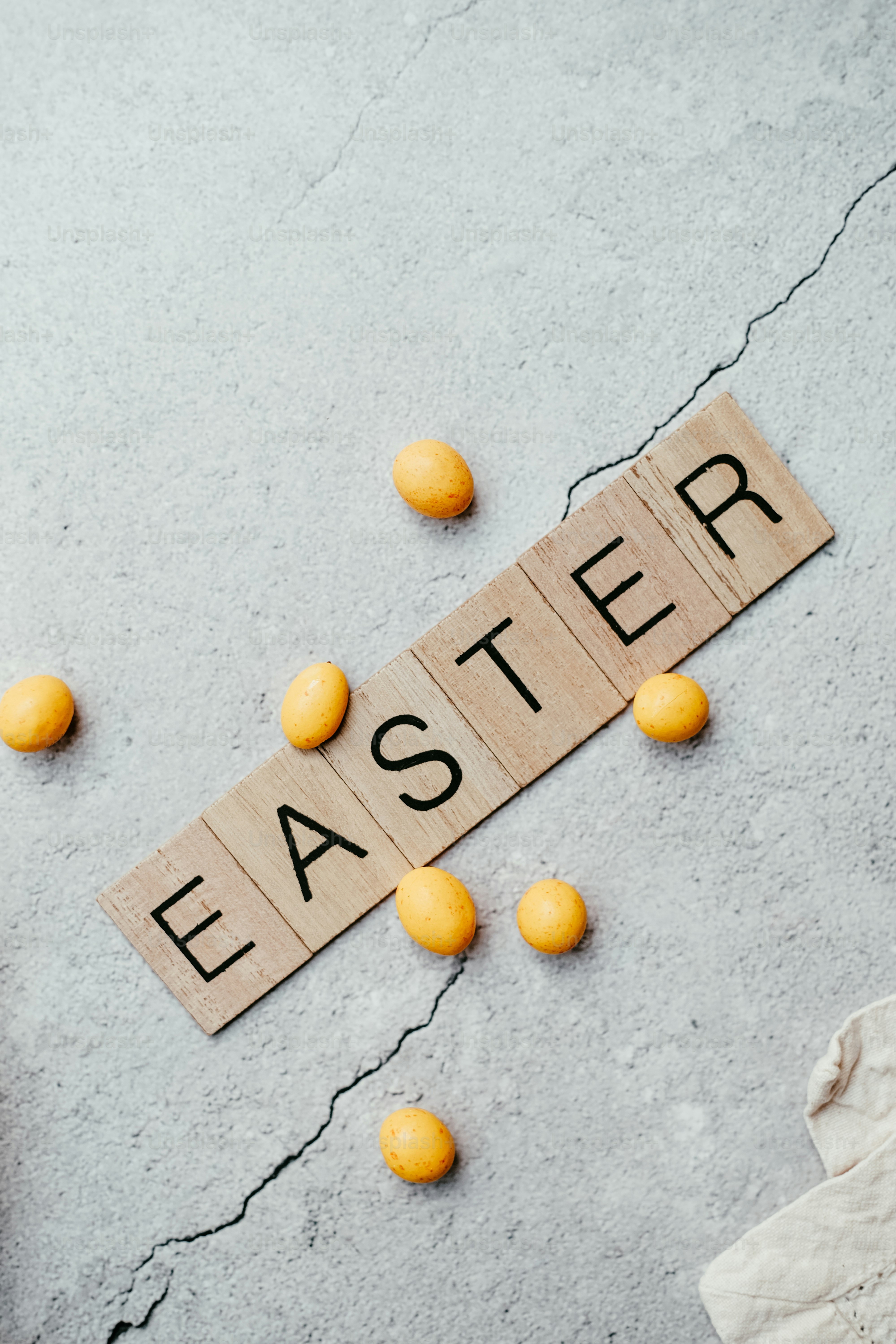 Un blocco di legno che dice Pasqua accanto ad alcune arance