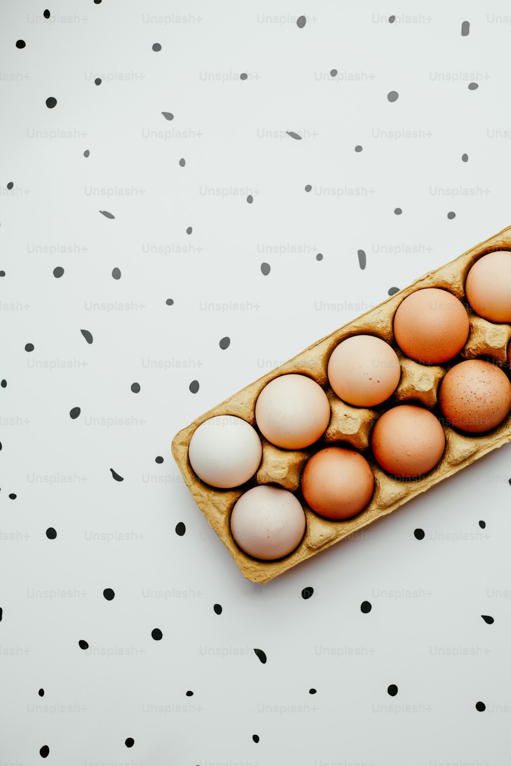 테이블 위에 놓인 계란 상자