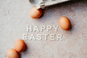 Un cartón de huevos sentado junto a la palabra Feliz Pascua