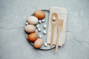 un plato con huevos, un tenedor y una cuchara
