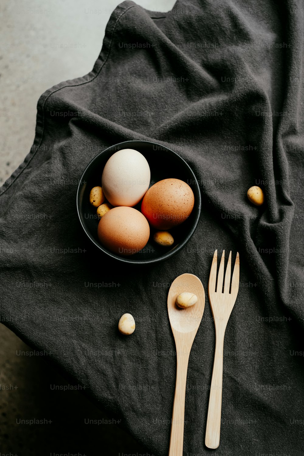 eine Schüssel mit Eiern und eine Gabel auf einem Tisch