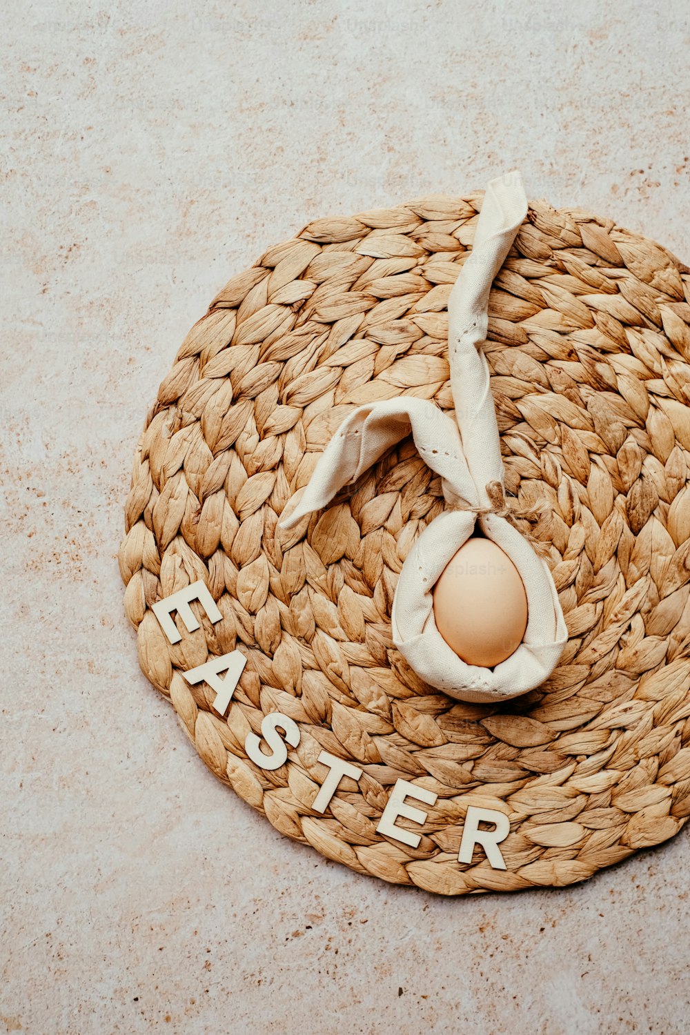 Una canasta con un huevo y la palabra Pascua escrita en ella
