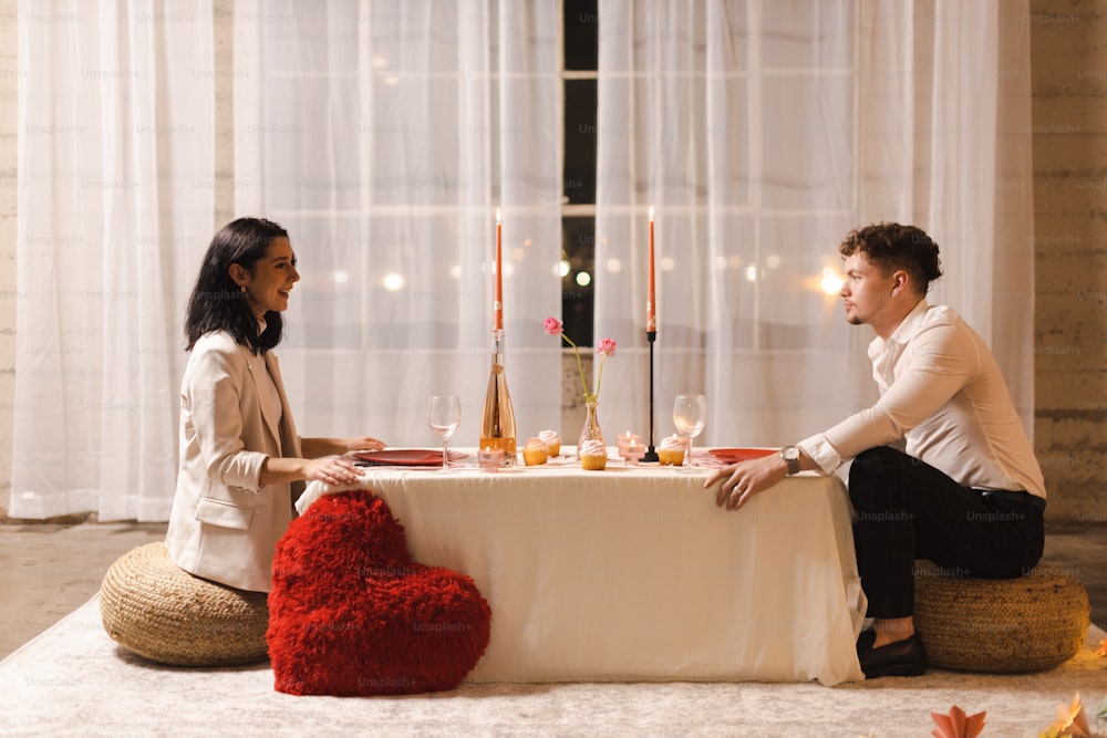 테이블에 앉아 있는 남자와 여자