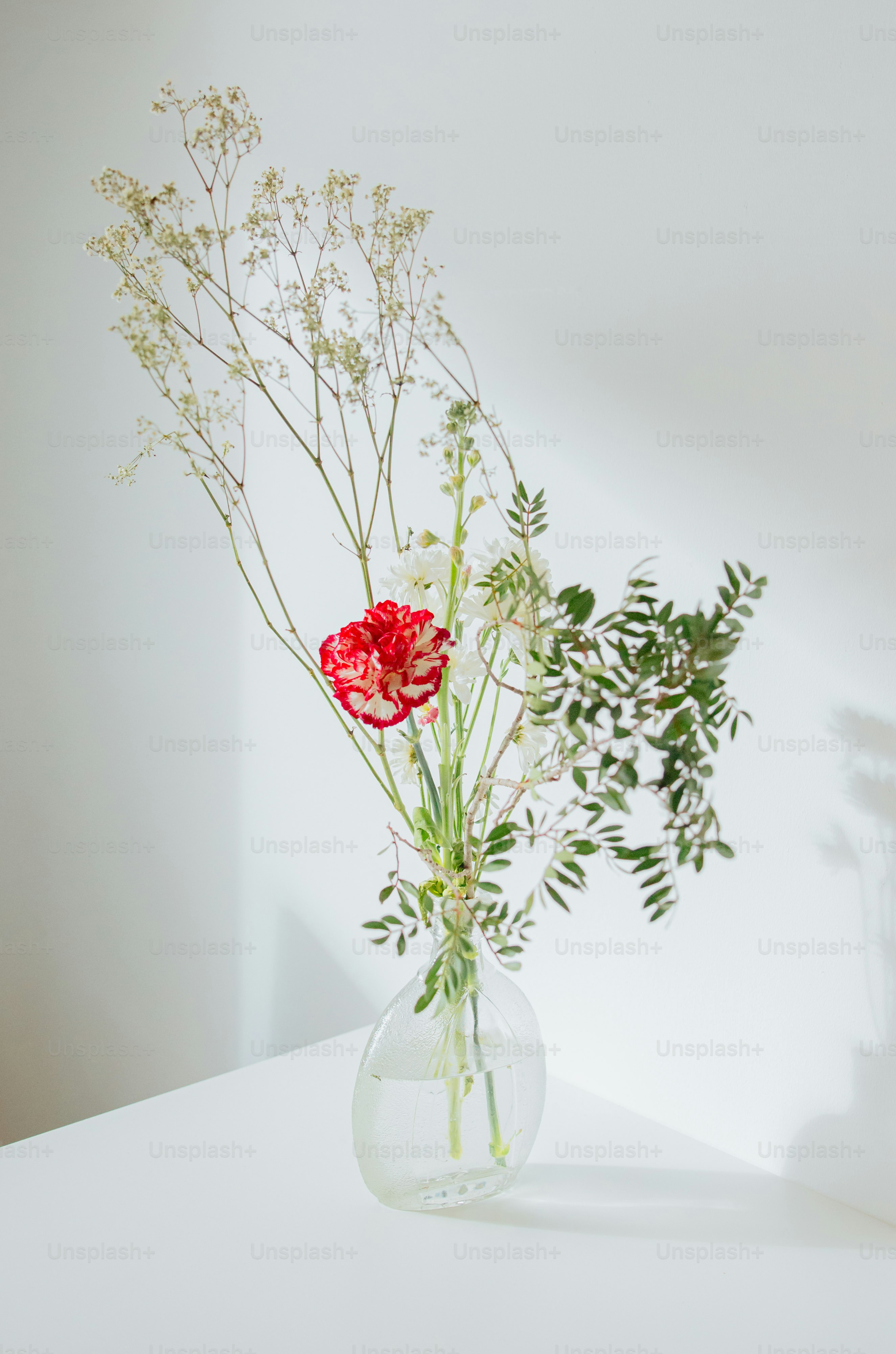 un vase rempli de fleurs sur une table