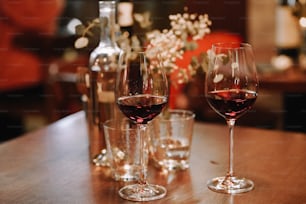 Drei Gläser Wein stehen auf einem Tisch