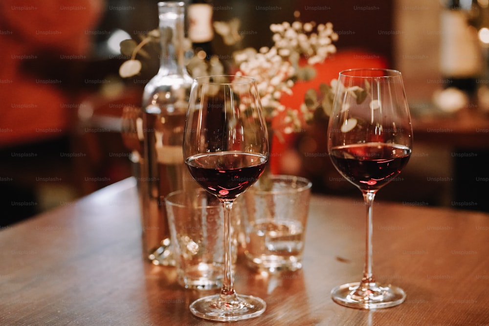 Tres copas de vino están sentadas en una mesa
