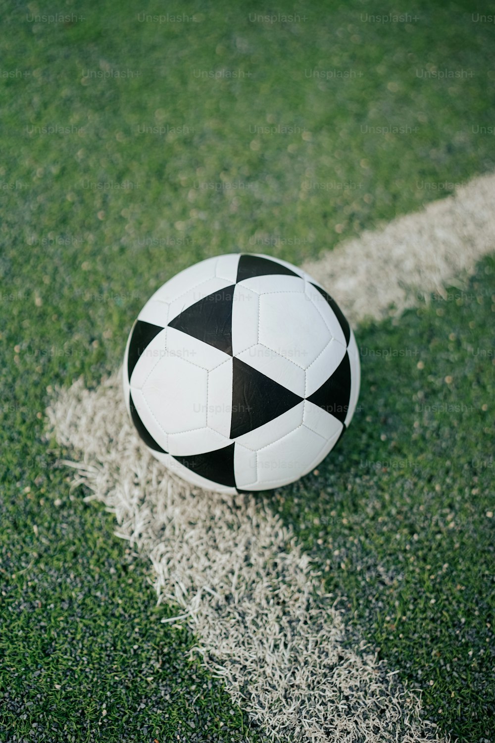 un ballon de soccer assis au-dessus d’un terrain de soccer