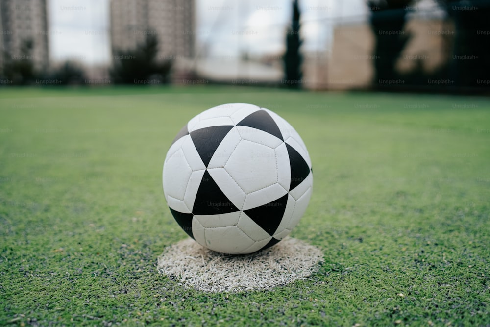 uma bola de futebol sentada em cima de um campo verde
