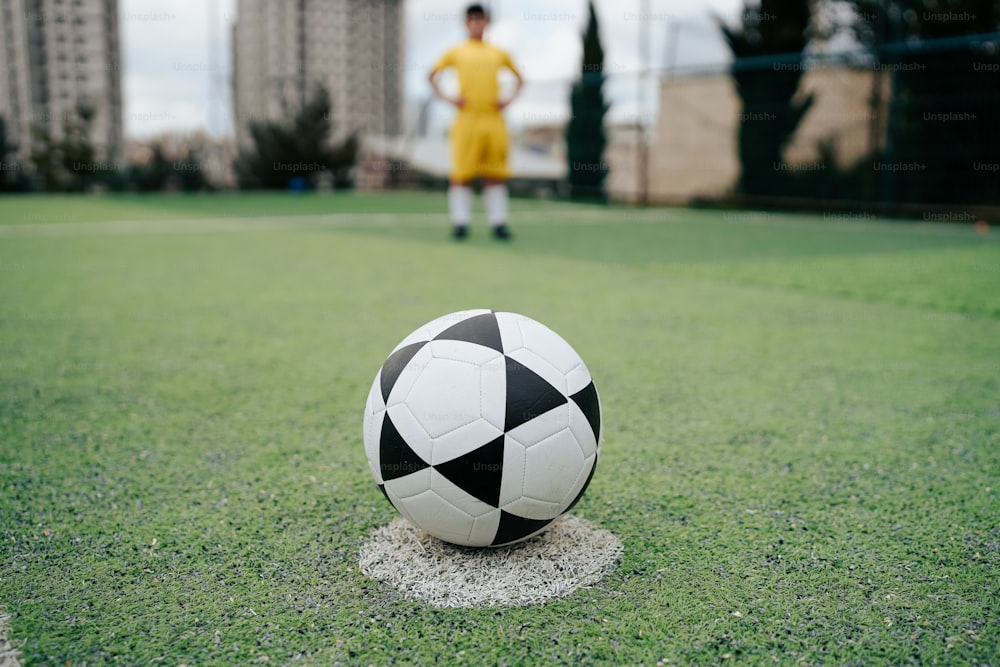 Une personne debout au sommet d'un ballon de soccer photo
