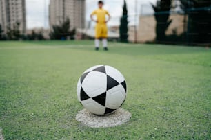 Un balón de fútbol sentado en la parte superior de un campo
