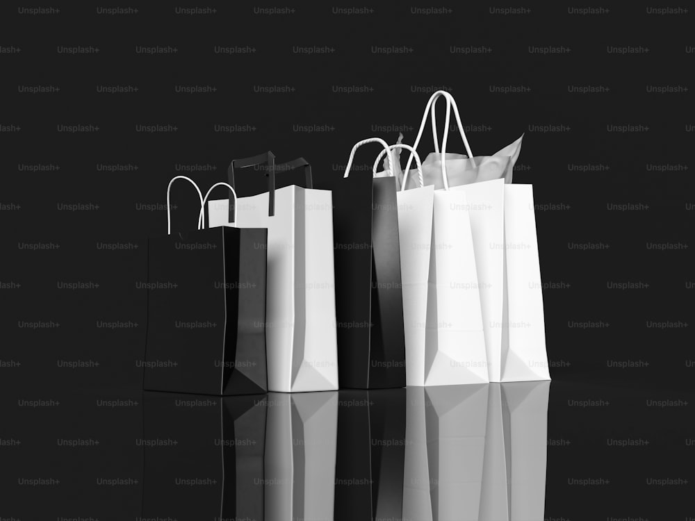 Una foto en blanco y negro de tres bolsas de compras