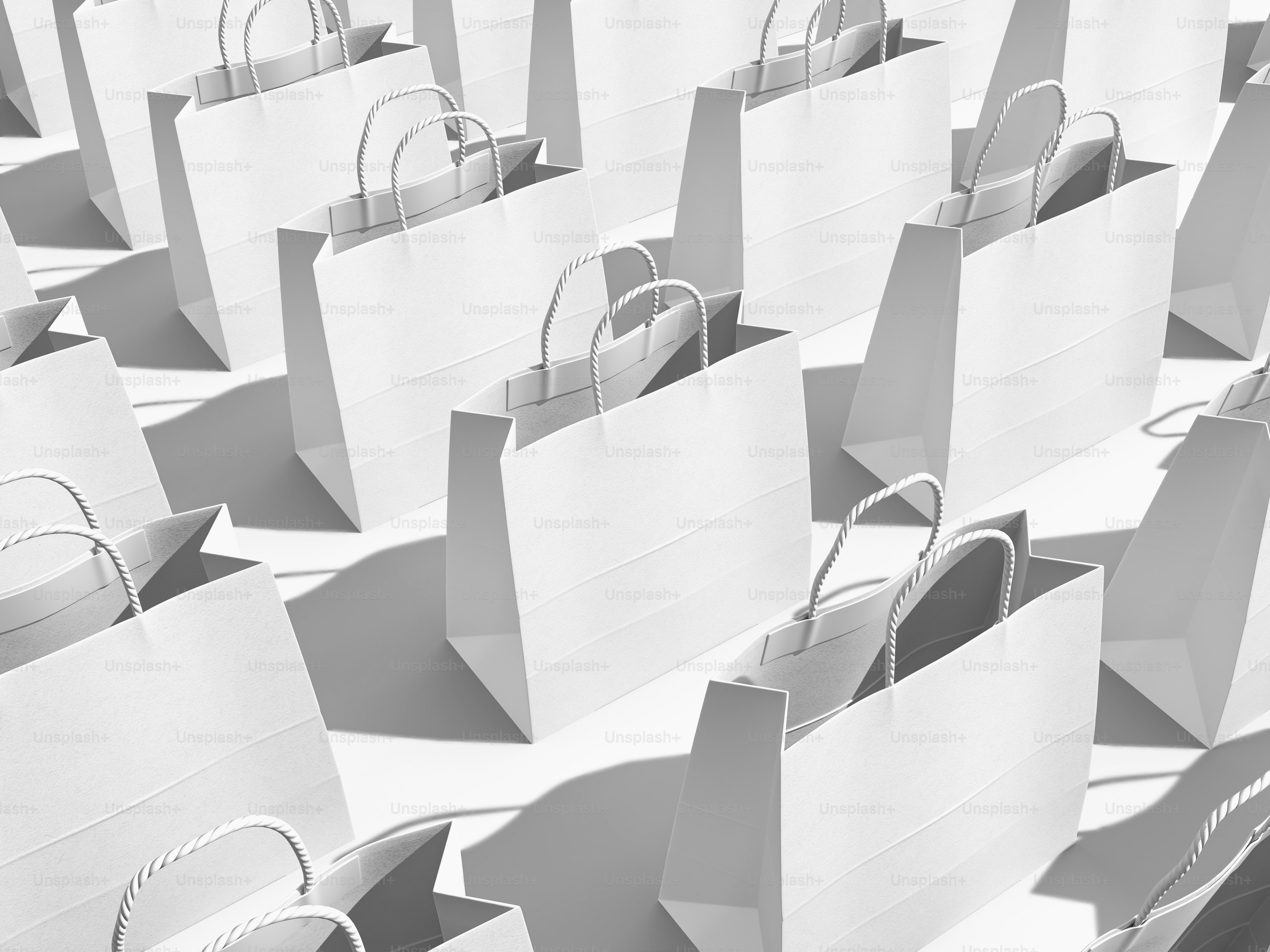 Un grupo de bolsas blancas sentadas una encima de la otra