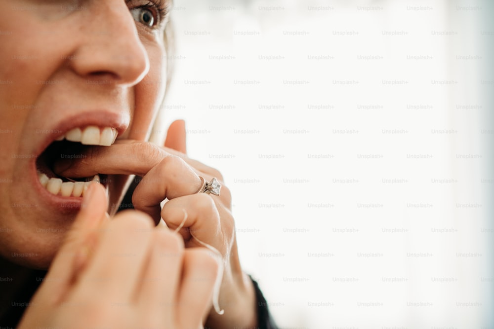uma mulher falando em um telefone celular enquanto usa um anel
