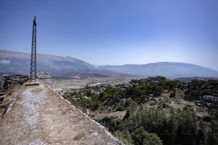 una vista di una catena montuosa con una torre in primo piano
