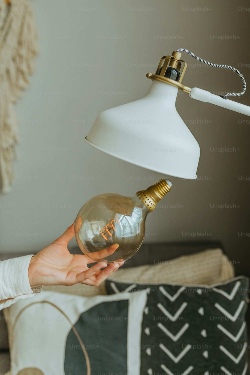 uma pessoa segurando uma lâmpada na mão