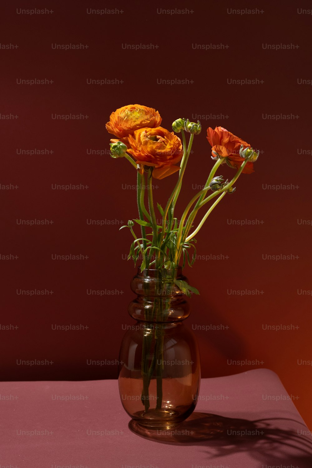 테이블 위에 주황색 꽃으로 가득 찬 꽃병
