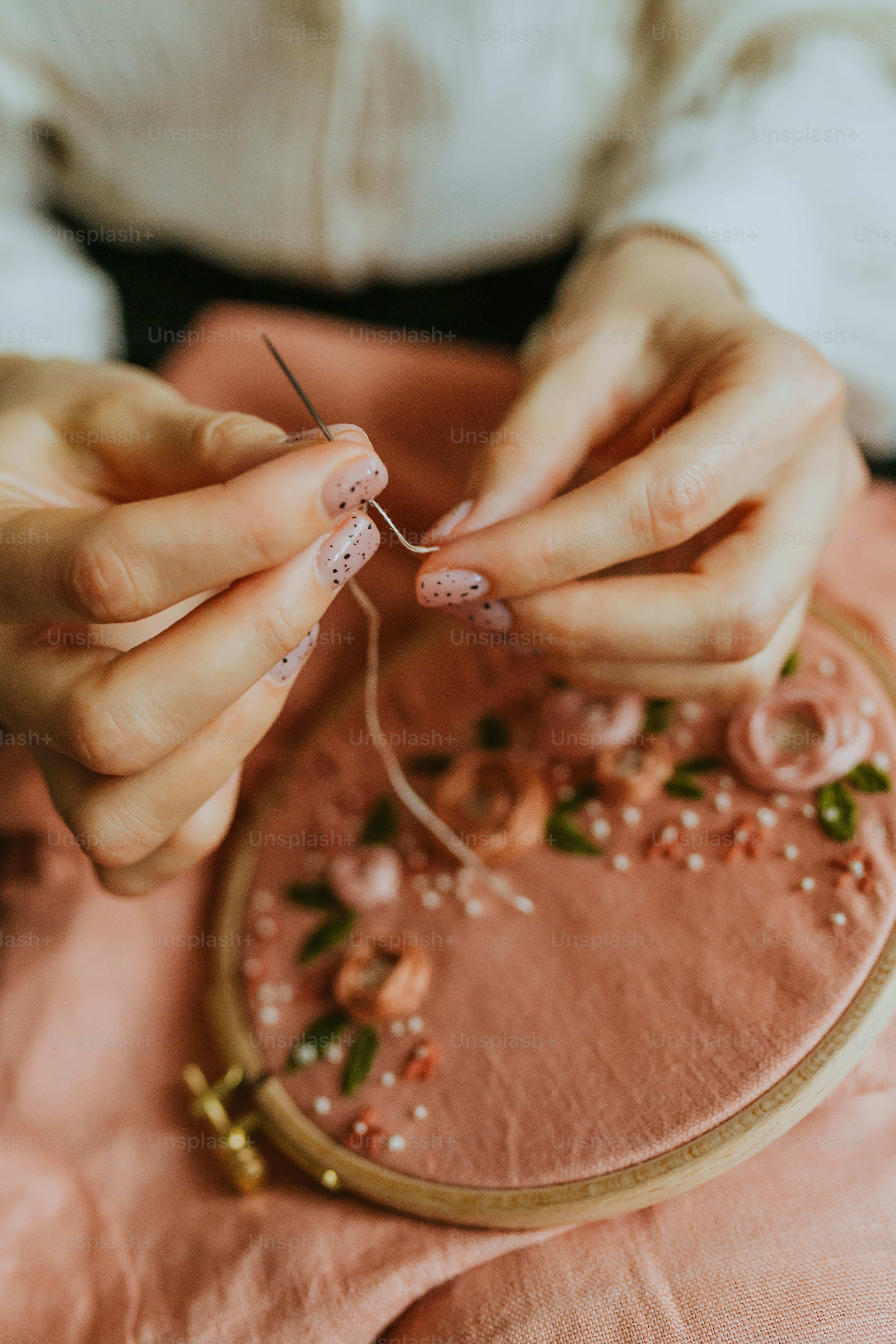 un gros plan d’une personne travaillant sur une broderie