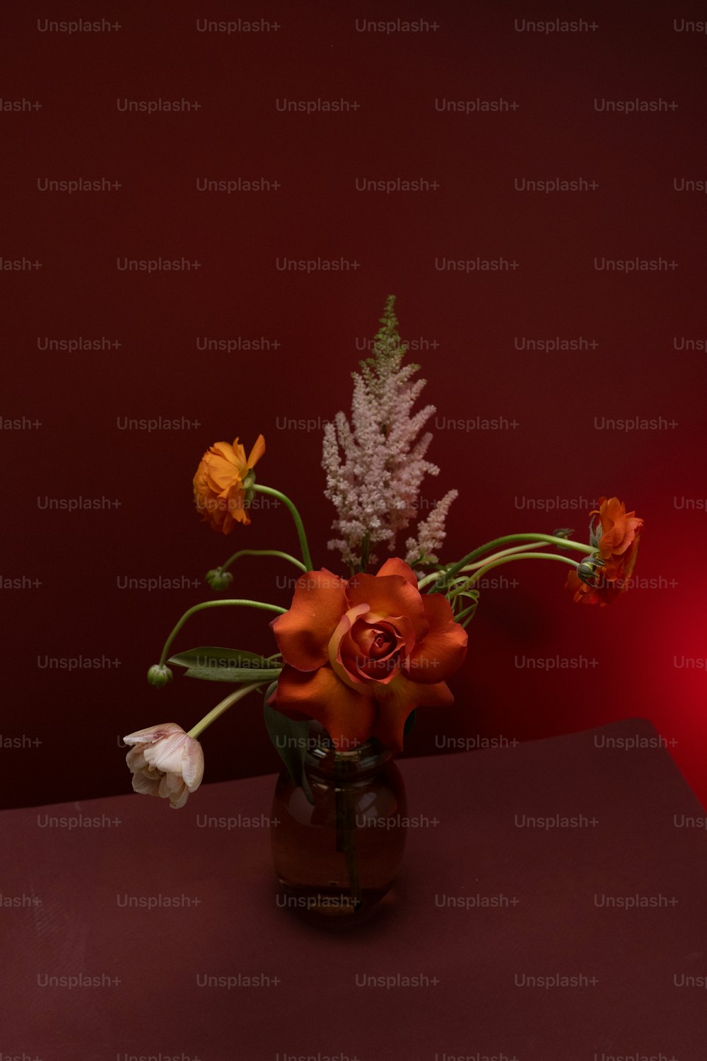 テーブルの上に花でいっぱいの花瓶