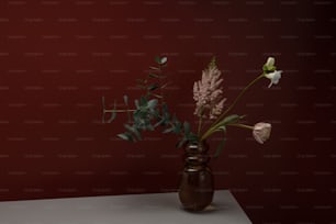 eine Vase gefüllt mit Blumen auf einem Tisch