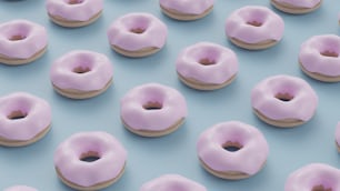um grupo de donuts cor-de-rosa sentados em cima de uma superfície azul