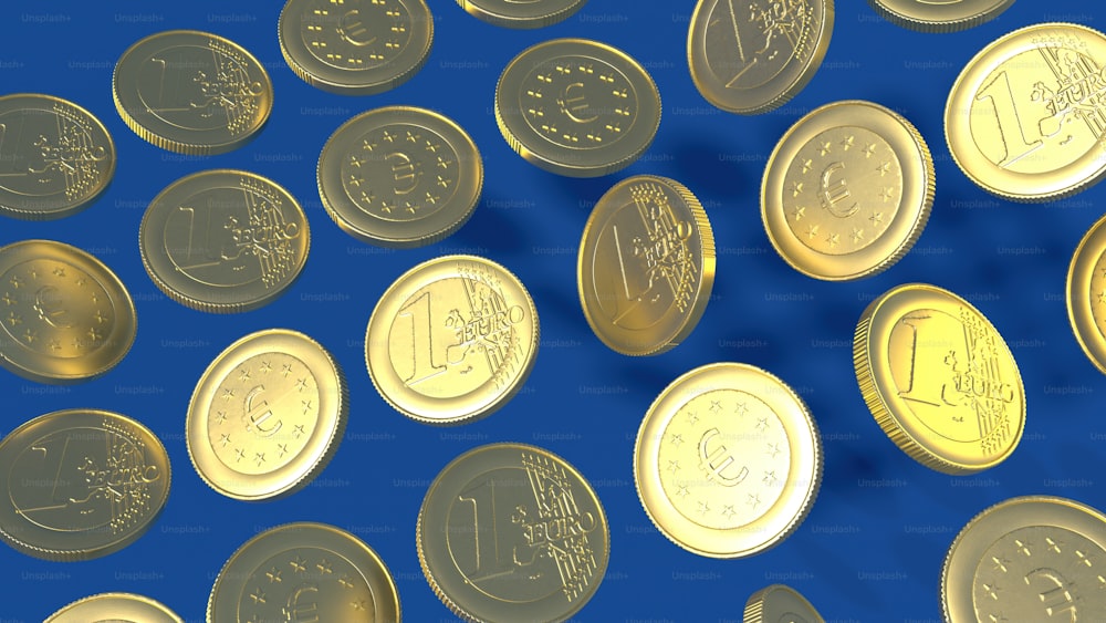 Un gruppo di monete d'oro sedute sopra una superficie blu