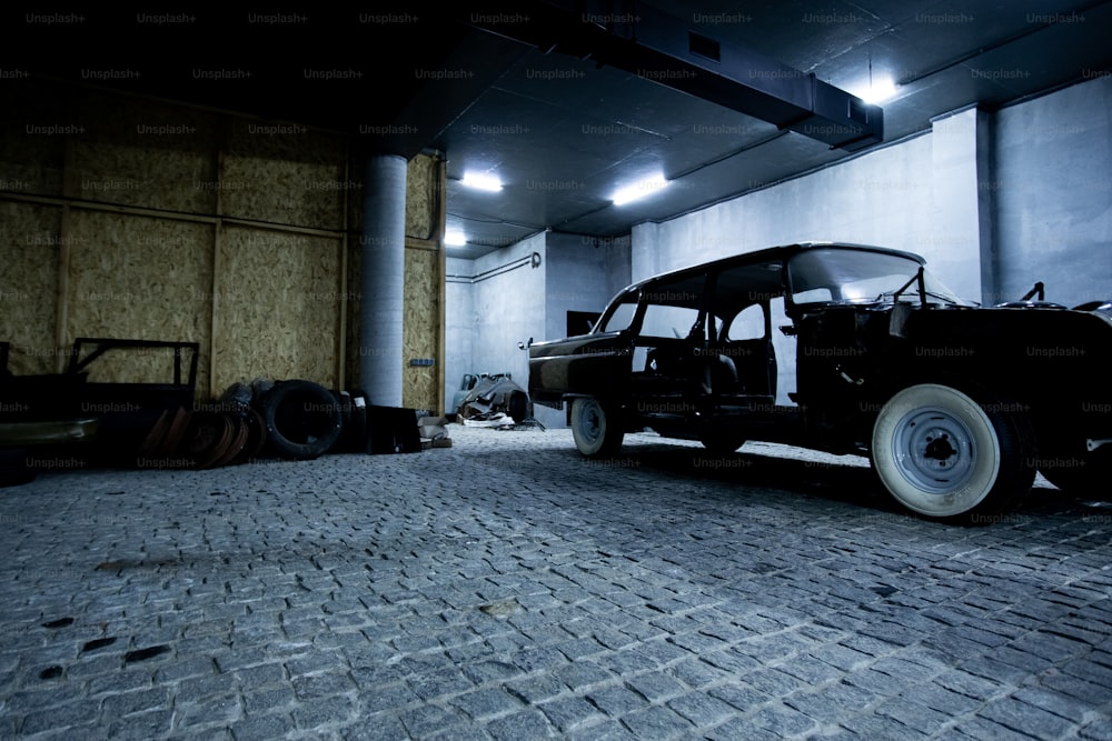 um carro antigo está estacionado em uma garagem
